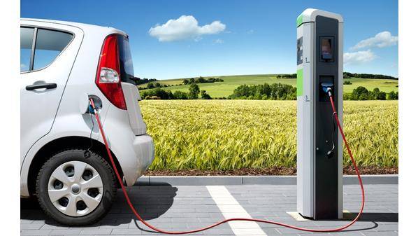 تخفيض الضريبة على المركبات الكهربائية يدخل حيز التنفيذ