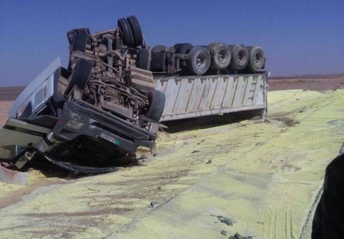 وفاة شخص اثر حادث تدهور تريلا قاطرة ومقطورة  في عمان