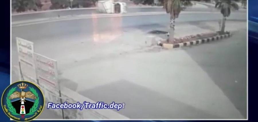 اصابة سائق مركبة شحن اثر حادث تدهور في الجويدة... فيديو