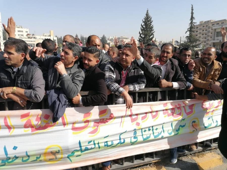 موظفو الفئة الثالثة في التربية يعتصمون امام النواب