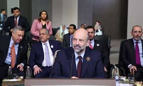 الدكتور عمر الرزاز وسط مجموعه من طلبة الجامعهة الاردنية في جلسة تفاعلية