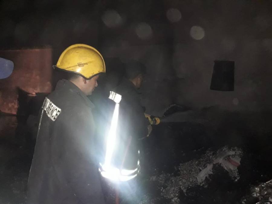 الدفاع المدني يخمد حريق هنجر بالمدينة الصناعية في سحاب