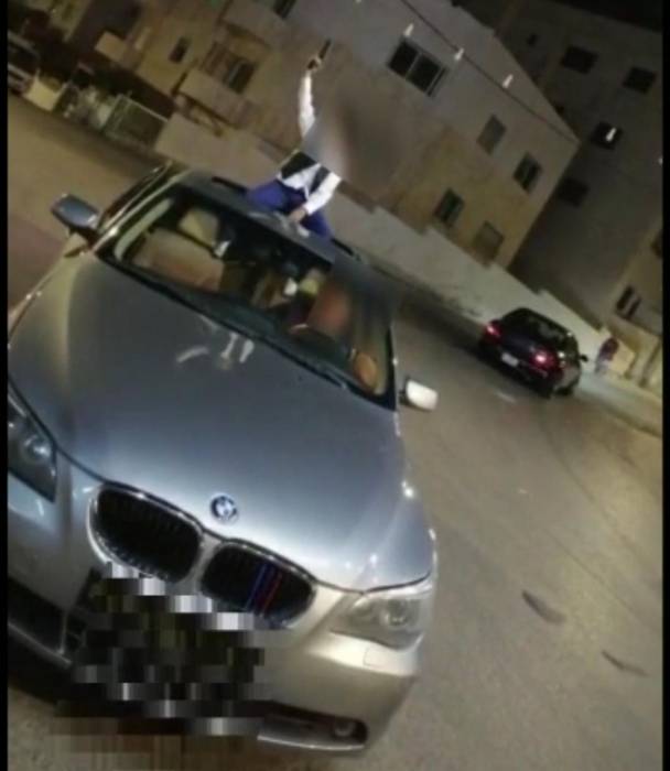 الامن الوقائي يلقي القبض على شخص سلم طفله سلاحاً نارياً ليطلق عيارات نارية في الهواء.. فيديو