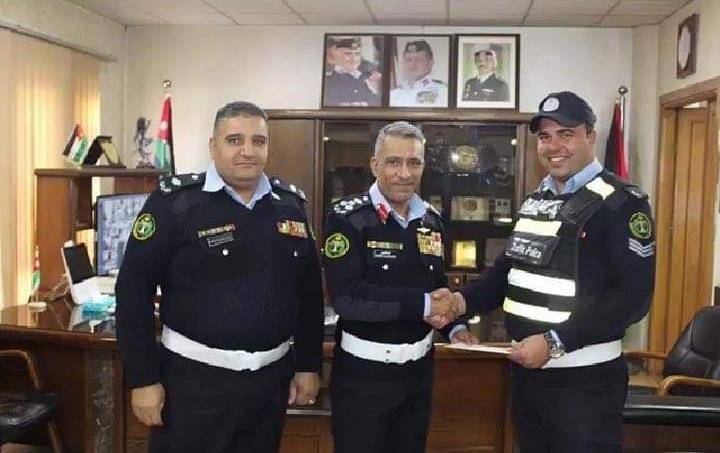 العميد الشماسين يكرم الرقيب محمد العبادي لمساعدته احد كبار السن