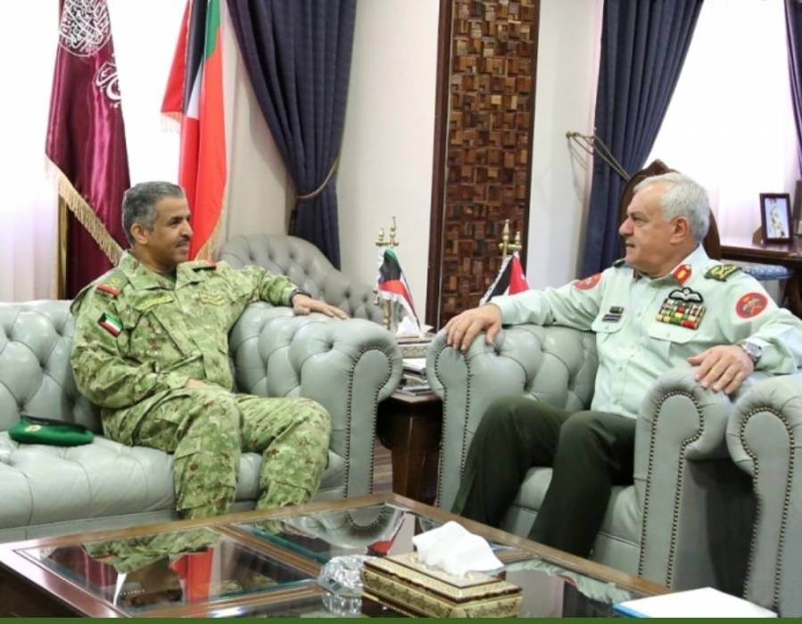 رئيس هيئة الأركان المشتركة يستقبل وفداً عسكرياً كويتياً
