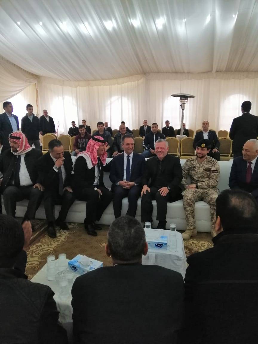 شاهد: الملك وولي العهد يقدمون واجب العزاء لذوي مدير المخابرات الاسبق مصطفى القيسي