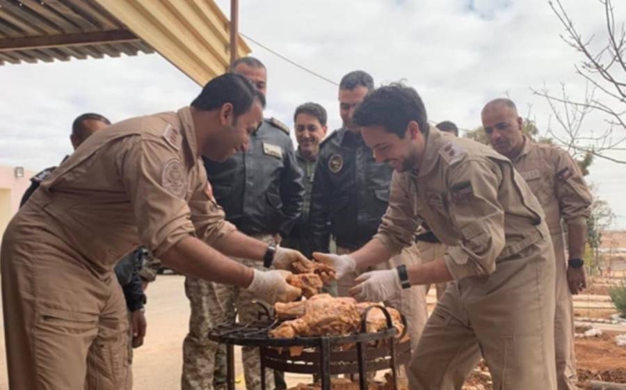 ولي العهد يشارك طياري العمليات الخاصة بإعداد  لحم الزرب ...صور