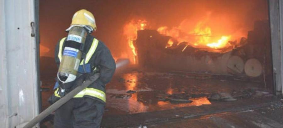 الدفاع المدني يخمد حريق مستودع  في محافظة العقبة