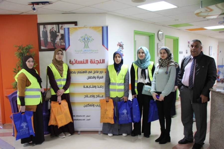 اللجنة النسائية بجمعية التكافل تزور مرضى السرطان بمستشفى الملك المؤسس .