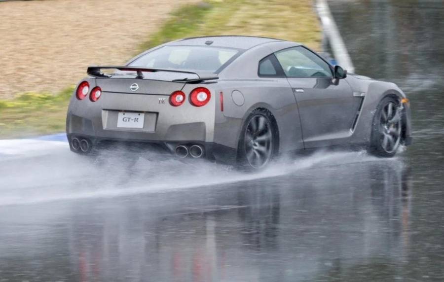 إصابة سبعة  أشخاص إثر تصادم وإنزلاق لعدد من المركبات على طريق اربد عمان