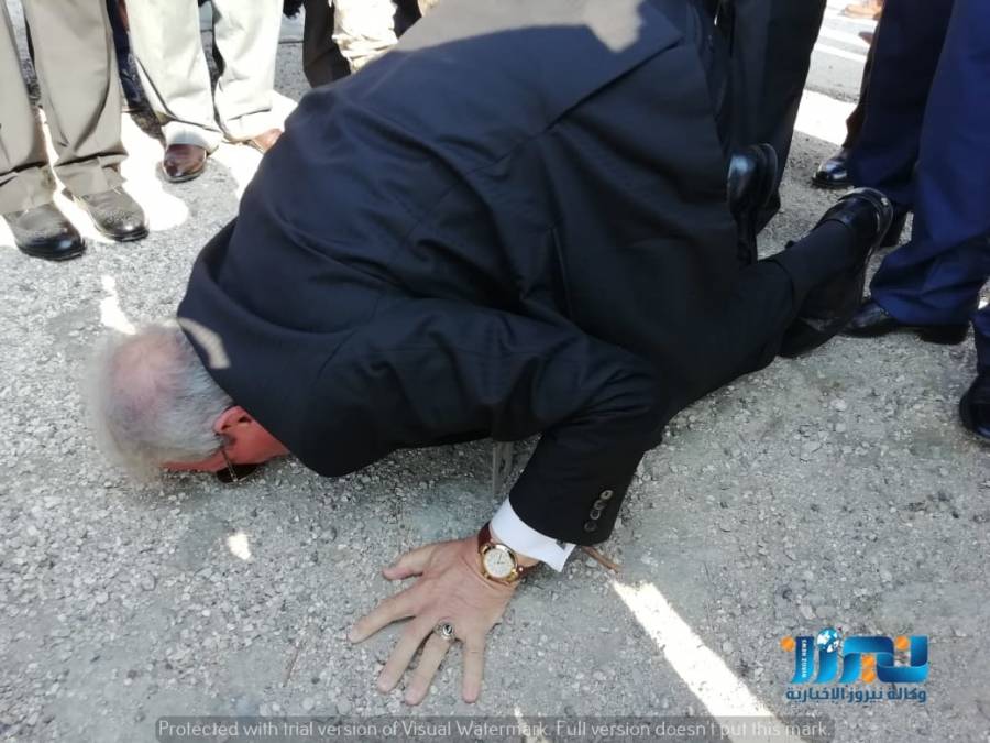 حب تراب الوطن يجعل الرجال تنحني إعتزازاً وفخراً