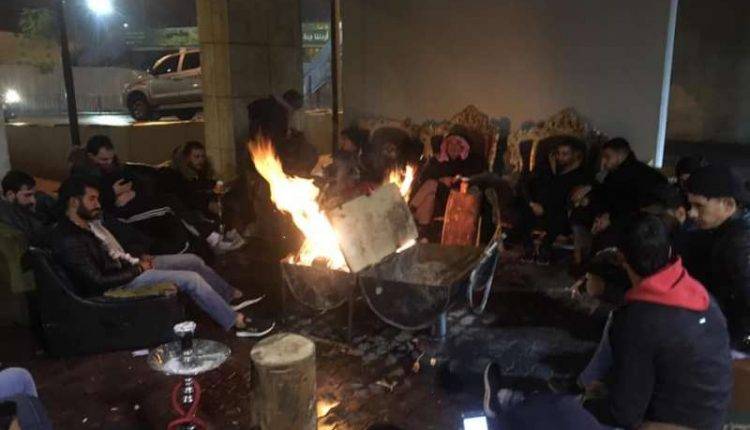 مياه الأمطار تداهم أبناء حيّ الطفايلة المعتصمين أمام الديوان الملكي