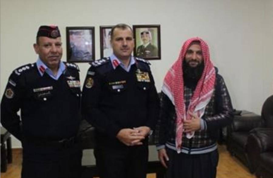 العميد المقابلة يكرم مواطن عثر على طفل مفقود في عمان