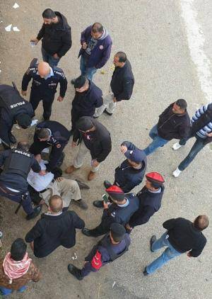 ما حقيقة وفاة أحد المعتصمين بعد سقوطه عن جدار مرتفع أمام مجلس النواب