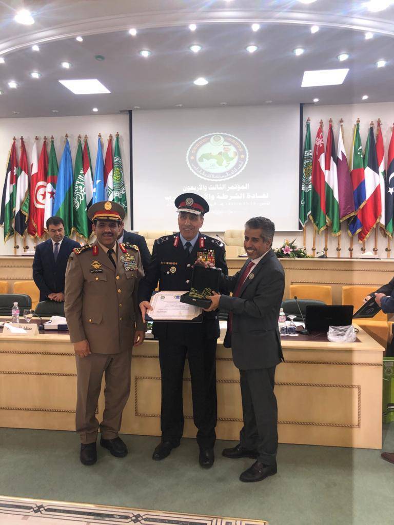 اللواء الحمود يتسلم ثلاث جوائز فازت بها مديرية الامن العام في تونس