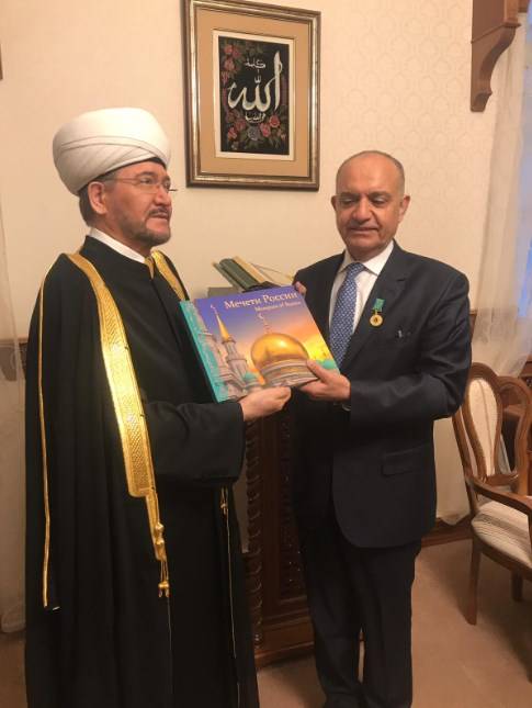 مجلس شورى المفتين لروسيا يمنح الوزير العضايلة وسام الوحدة الروحية
