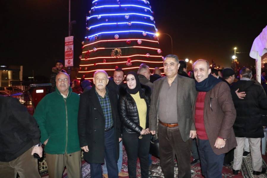 المومني يضيئء شجرة الميلاد في الزرقاء