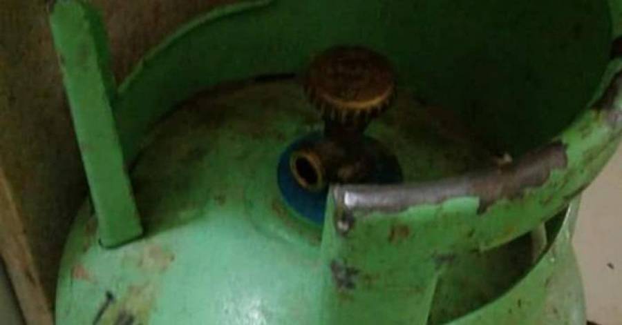 مواطنون في الكرك يعيدون اسطوانات الغاز للموزع لامتلائها بالماء