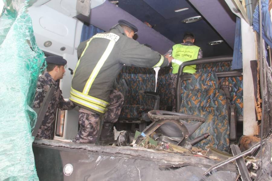 الدفاع المدني يتعامل  مع حادث على الطريق الصحراوي... صور