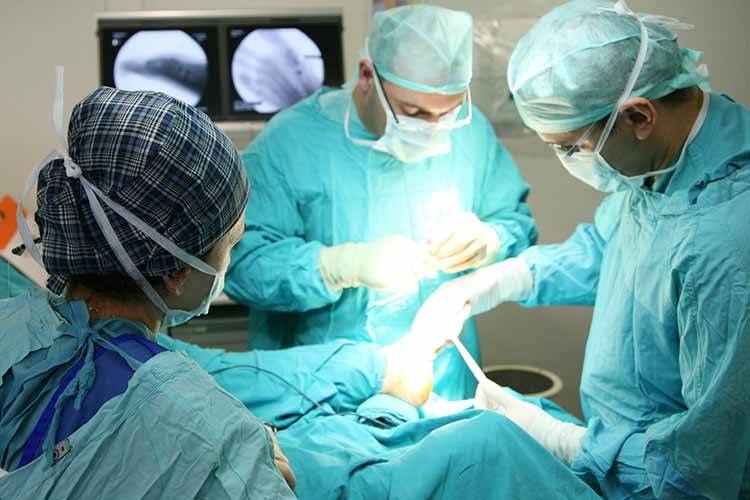 خلال عام... طبيب أردني يجري 17 عملية زراعة كلى في غزة