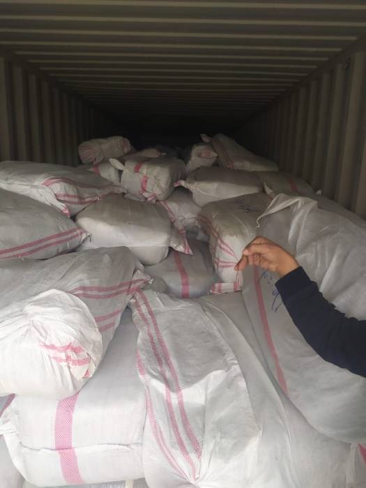 الجمارك تحبط تهريب حاوية البسة أجنبية.. صور