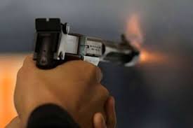 رجل يطلق النار على زوجته بالخطأ في الزرقاء