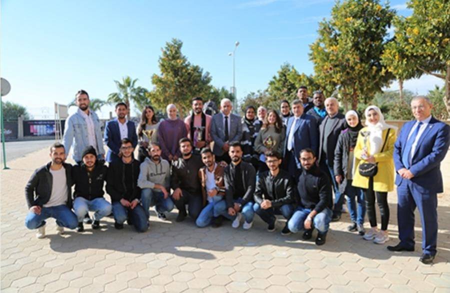 رئيس جامعة الزيتونة الأردنية يلتقي طلبتها المتفوقين رياضياً الفائزين في بطولات الجامعات الأردنية