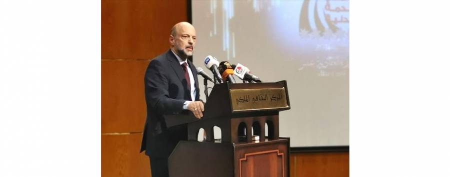 الرزاز يكرّم الفائزين بجائزة الموظف المثالي  صور