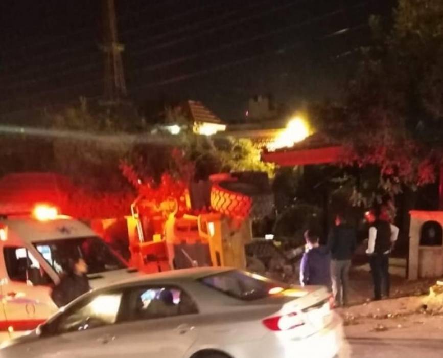 تدهور جرافة على منزل في شارع المدينة المنورة... تفاصيل