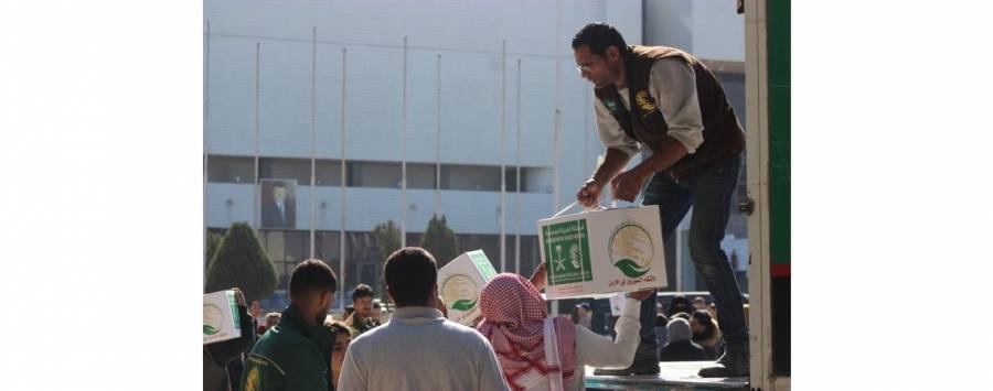 مركز الملك سلمان يوزع 29 طناً من السلال الغذائية على اللاجئين السوريين في اربد