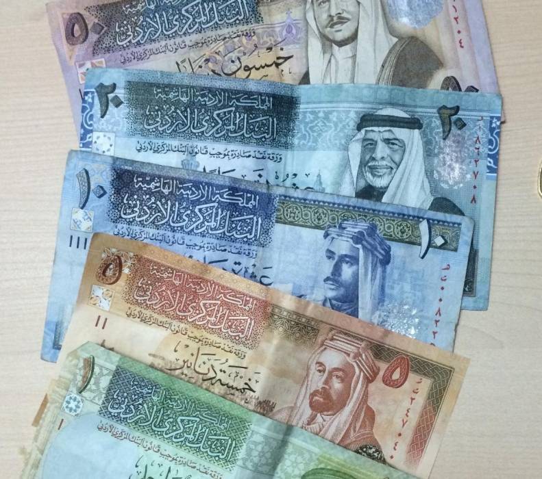 صرفت بلدية الزرقاء اليوم الخميس رواتب الموظفين لشهر 12 .