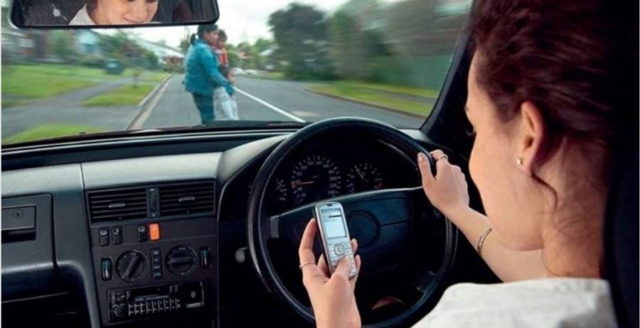 إدارة السير: مجرد مسك الهاتف أثناء القيادة هو مخالفة