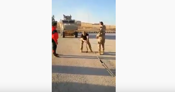 بالفيديو .. ضابط في القوات الخاصة الأردنية يجر ناقلة جنود تزن 27 طناً
