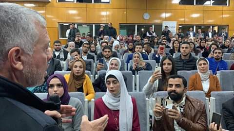 جلالة الملك يفاجئ طلبة في جامعة اليرموك أثناء حضورهم جلسة توعوية عن البرنامج الوطني للتشغيل الذاتي انهض