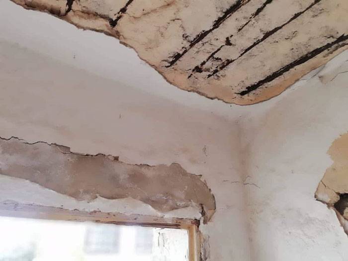 مدرسة سوم الأساسية .. طلبة يدرسون تحت سقوف متصدعة