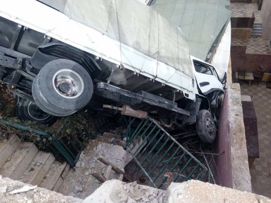 بالصور .. تدهور مركبة بسبب الانزلاق في العاصمة عمان