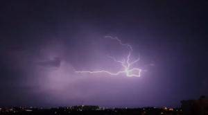 اقتراب غيوم رعدية من المناطق الوسطى وتساقط للبرد