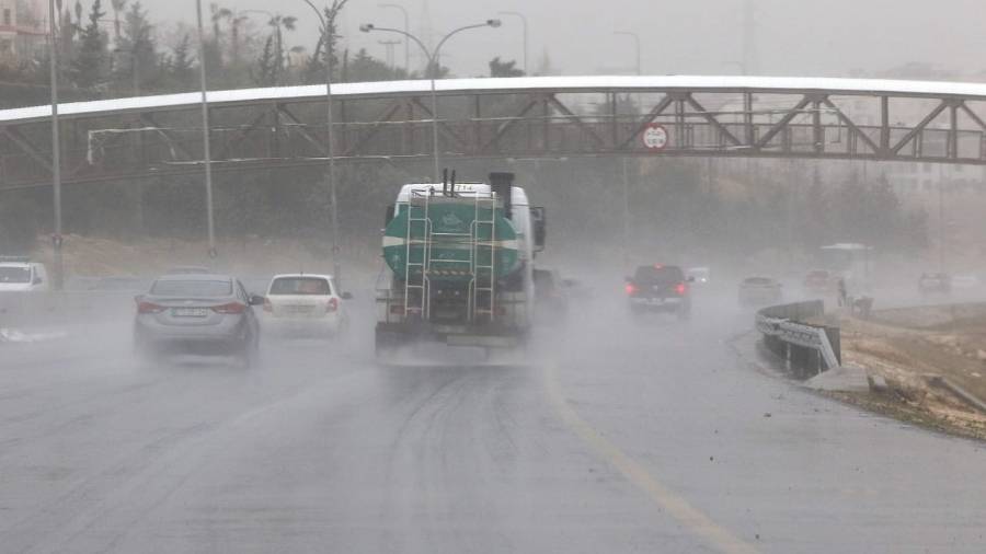 الأمانة: مياه الأمطار تداهم 4 منازل وجميع الطرق سالكة