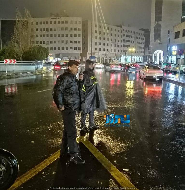 رجال السير  فى مواجهة الأمطار