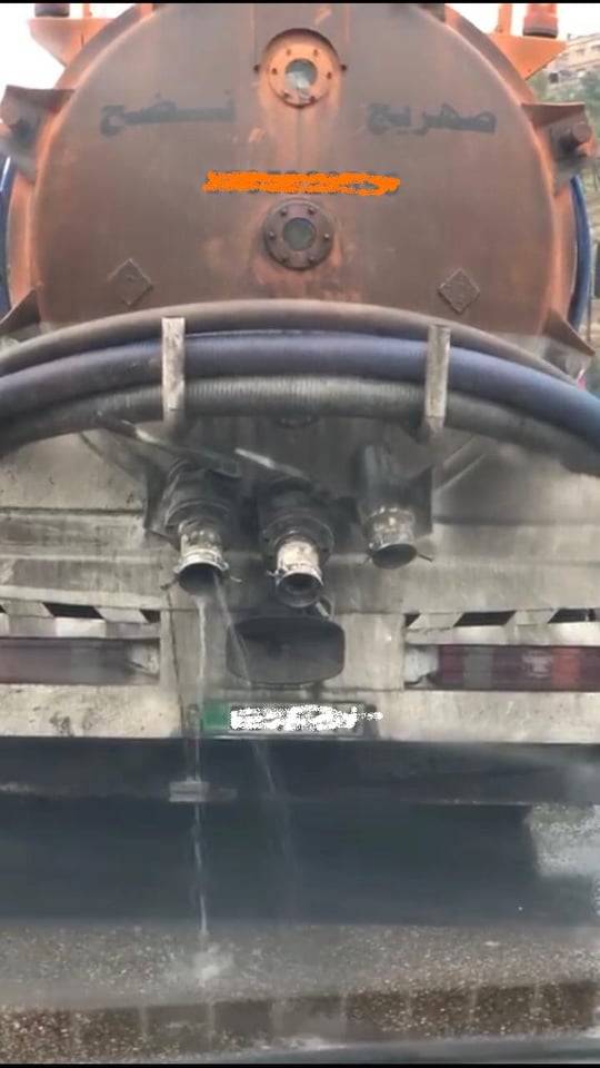 بالفيديو .. توقيف صاحب صهريج مياه عادمة يفرغ حمولته أثناء تجوله بشوارع العاصمة