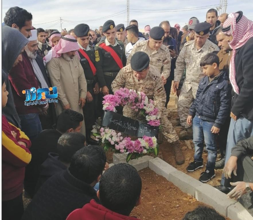 القوات المسلحة وقبيلة بني صخر تشيعان جثمان العميد الجبور... صور