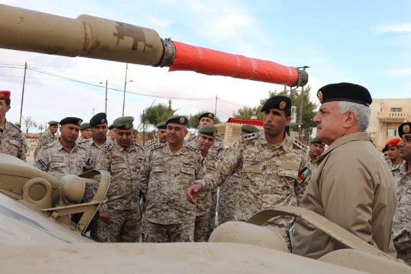 الحنيطي يزور كتيبة الأمير غازي الدبابات 18... صور