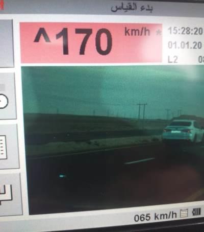 ضبط مركبة على الطريق الصحراوي تسير بسرعة 170كم داخل التحويلات