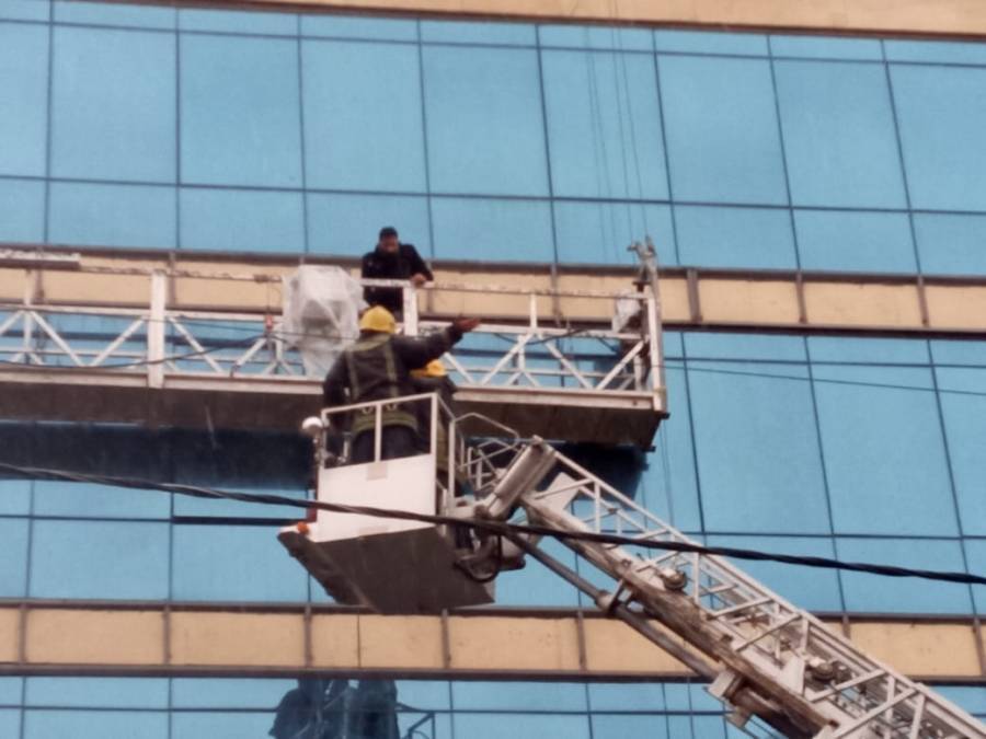 إنقاذ شخص تعطلت به رافعة في  عمان... صور