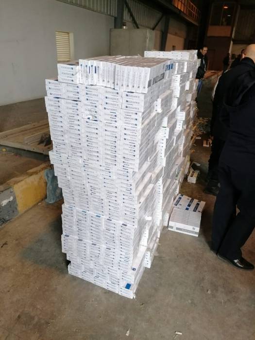 مركز جمرك جابر يحبط تهريب ٧٠٠٠ كروز دخان