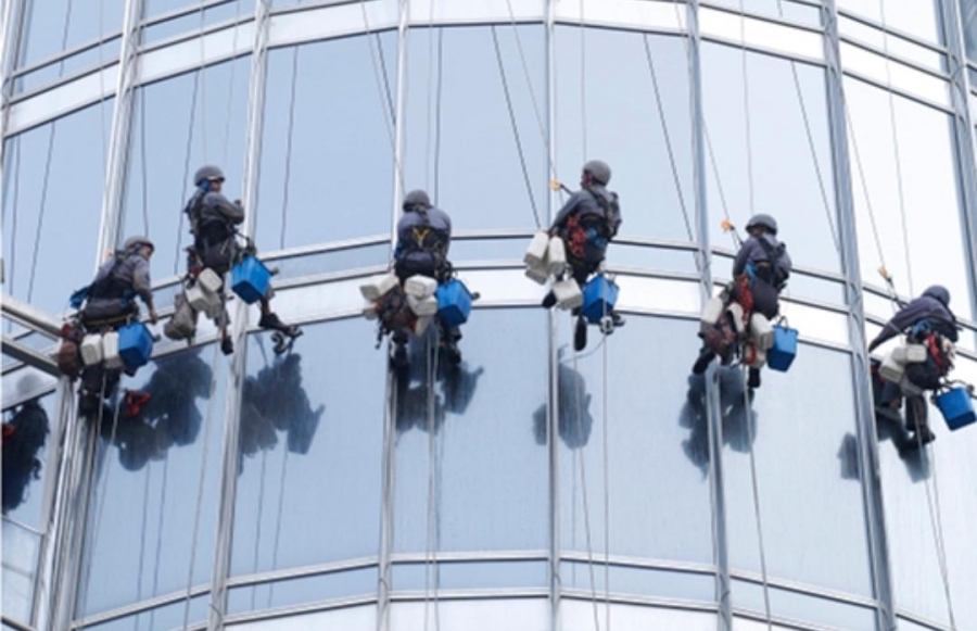 36 رجلاً يتحدون الجاذبية لتنظيف برج خليفة