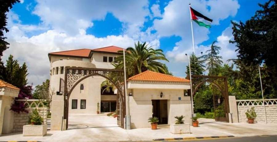 الحكومة تنفي تورط رئيس وزراء أسبق ورئيس مجلس نواب بصفقة تريلات... تفاصيل