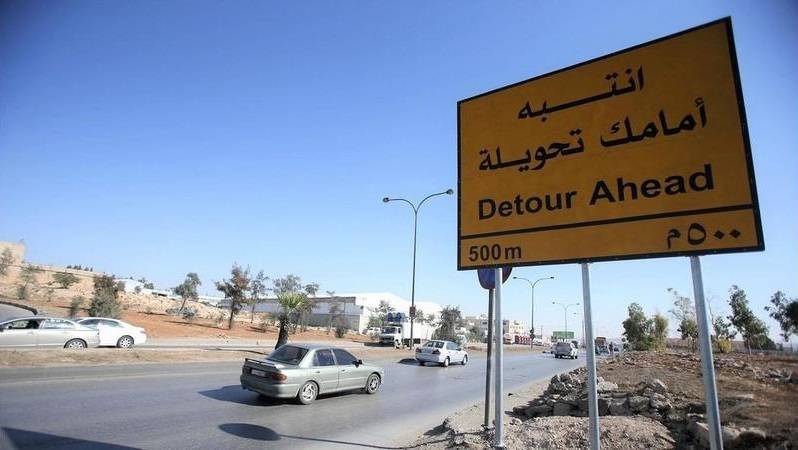 الدوريات الخارجية تحذر السائقين من التجاوز داخل التحويلات