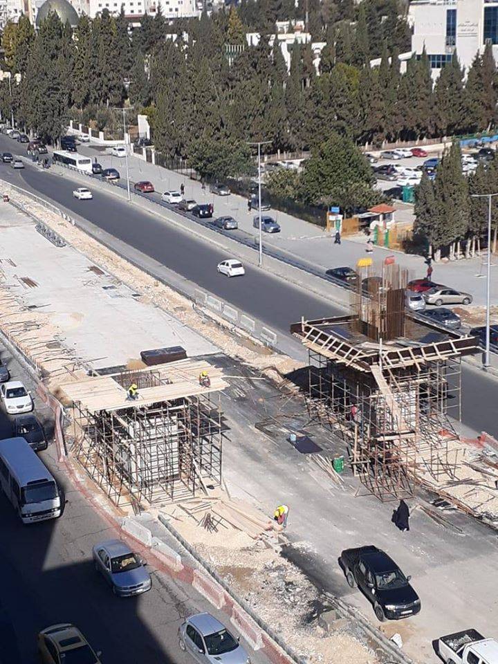 أدراج ومصاعد كهربائية لجسور مشاة في عمان