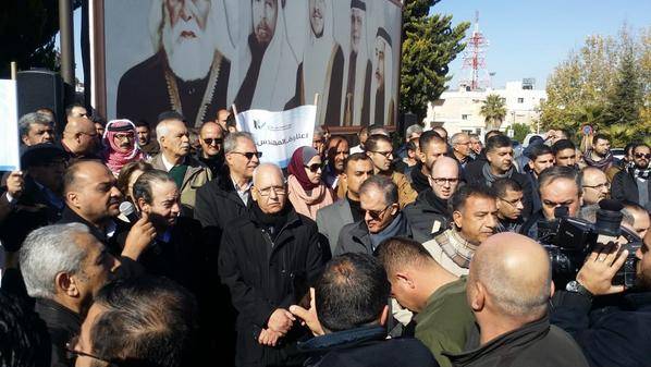 مهندسون يعتصمون أمام وزارة الأشغال للمطالبة برفع علاوة العاملين في القطاع العام